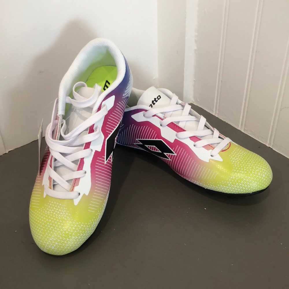 BRAND NEW WITH TAG Youth Soccer Cleats Size 4